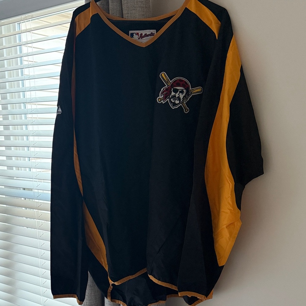 Black and Yellow MLB Pirates pull over
